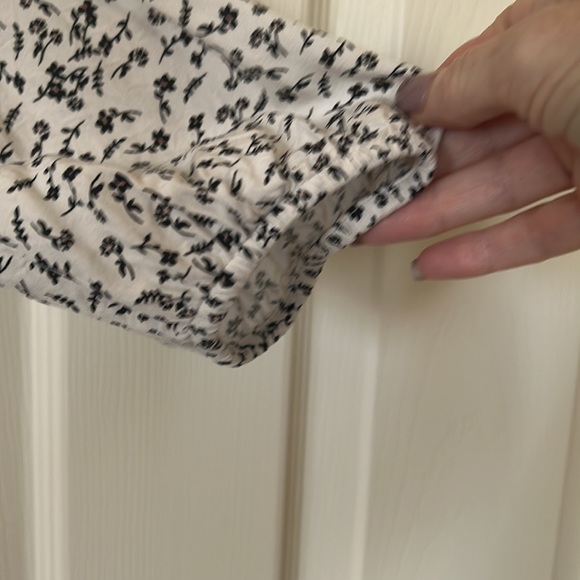 Old Navy Womens Floral Blouse in white and black. - Picture 3 of 8